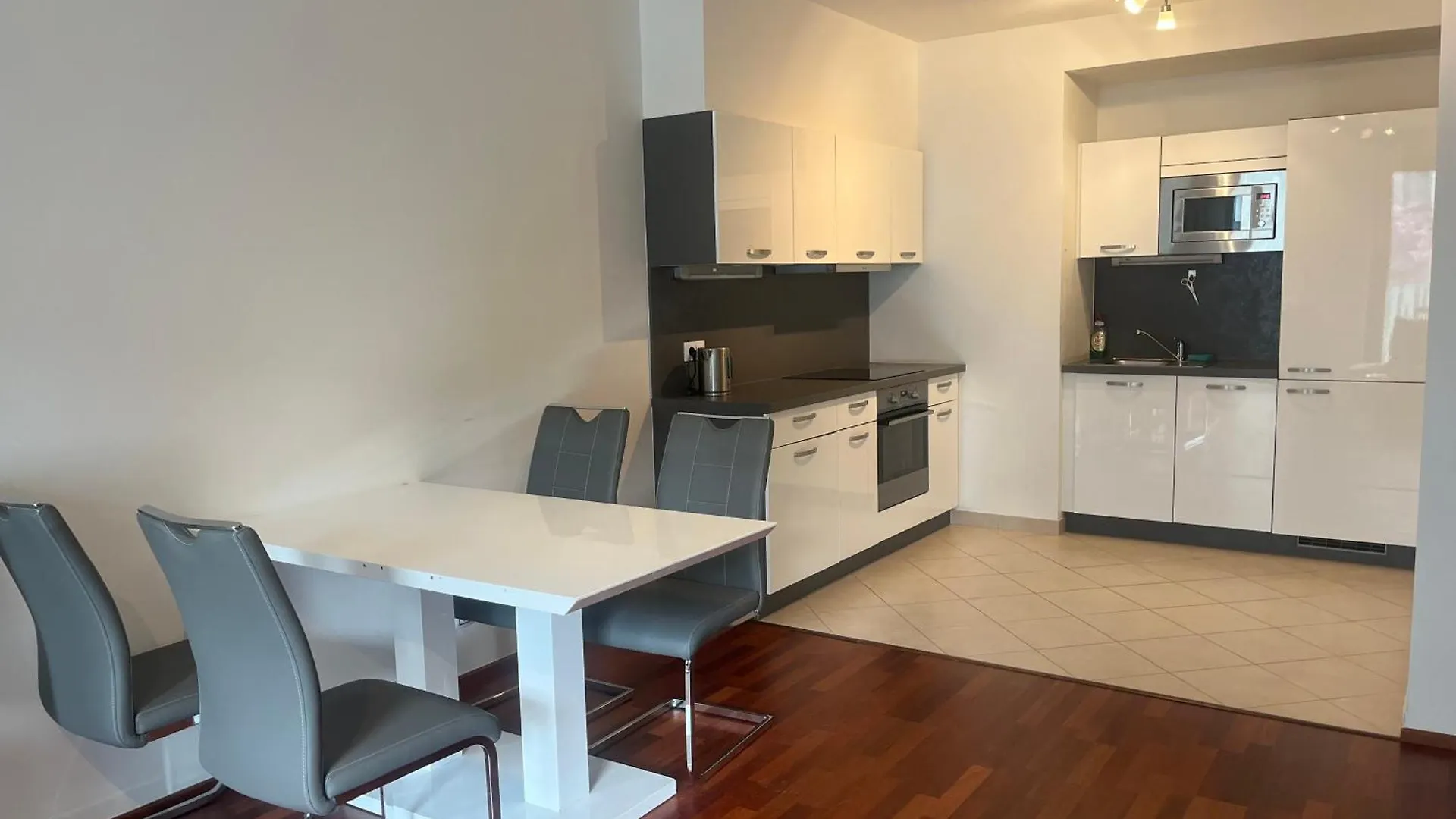 Residence Garden Tower S Balkonem, Garaz location